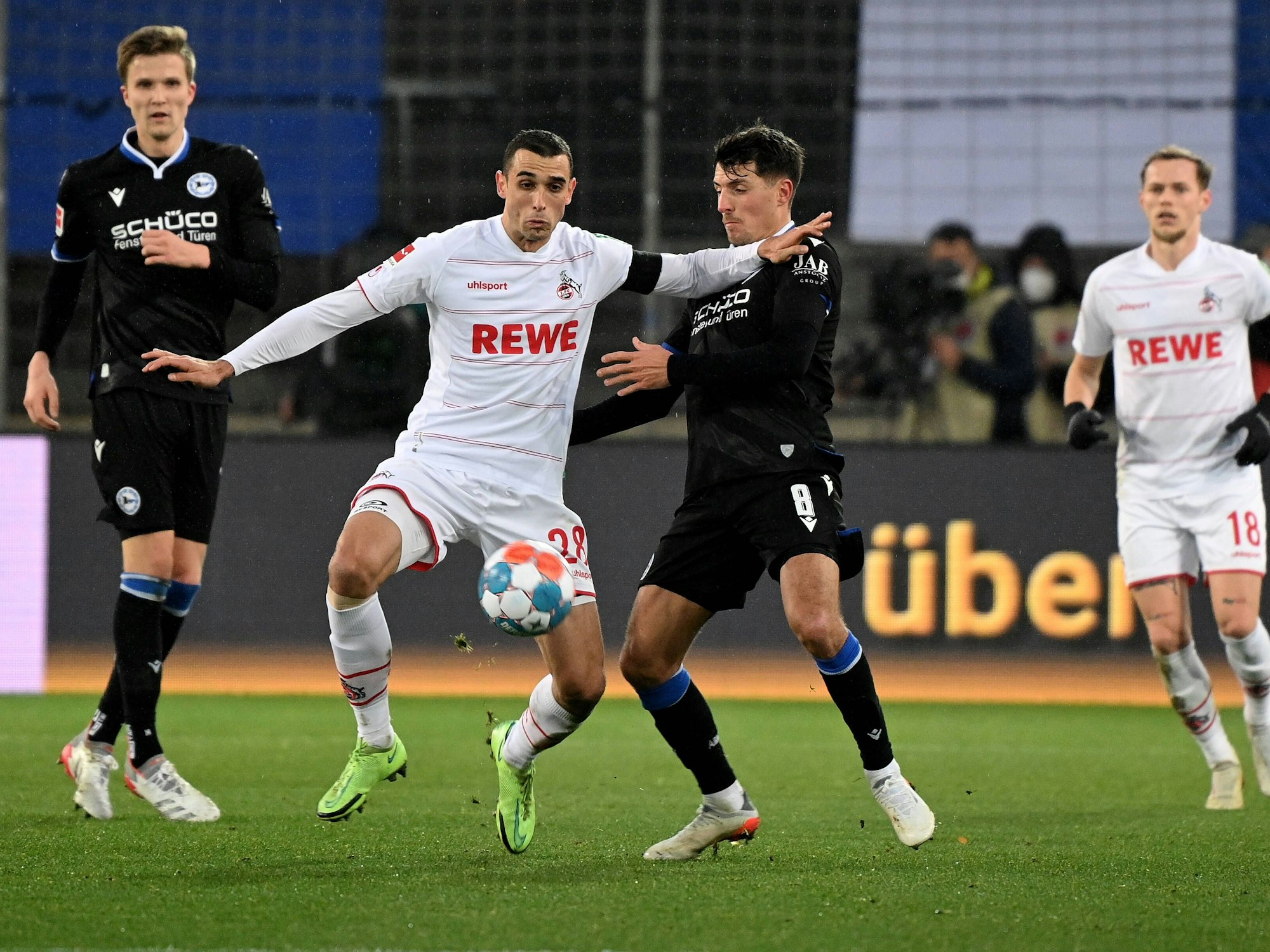 Ellyes Skhiri behauptet den Ball gegen Alessandro Schöpf.