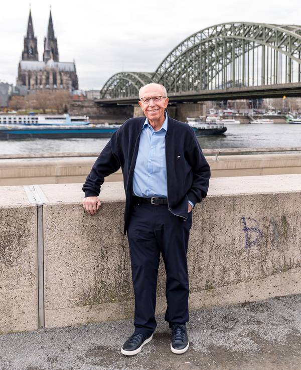 Reiner Calmund steht vor dem Hyatt-Hotel in Köln am Rhein-Ufer.