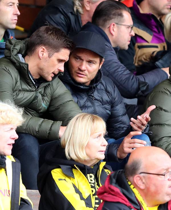 Sebastian Kehl und Edin Terzic sitzen nebeneinander und diskutieren.