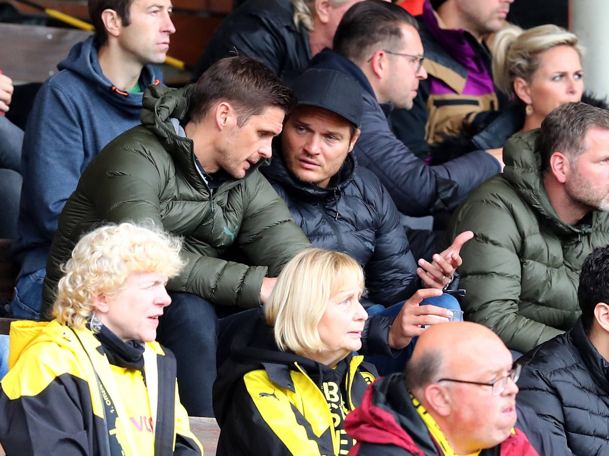 Sebastian Kehl und Edin Terzic sitzen nebeneinander und diskutieren.