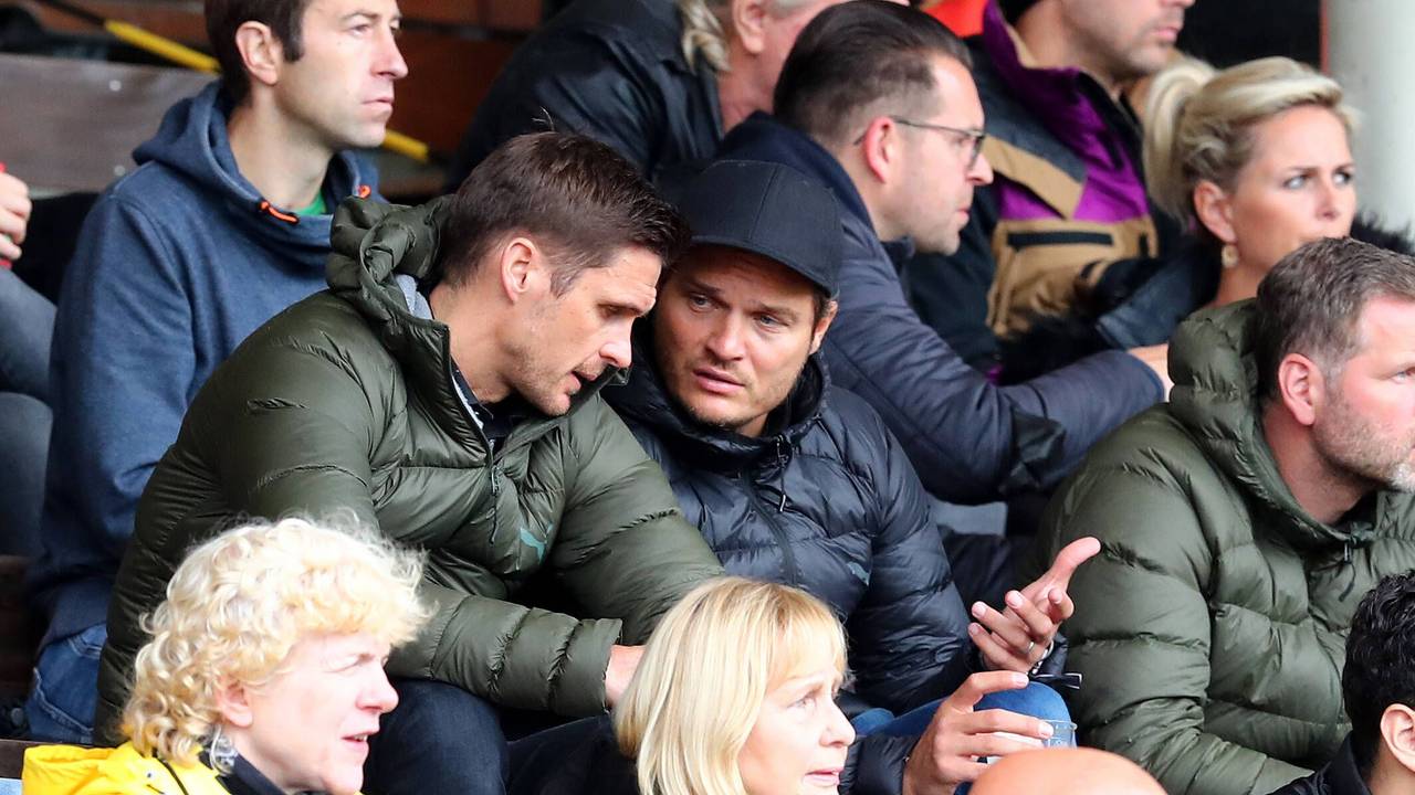 Sebastian Kehl und Edin Terzic sitzen nebeneinander und diskutieren.