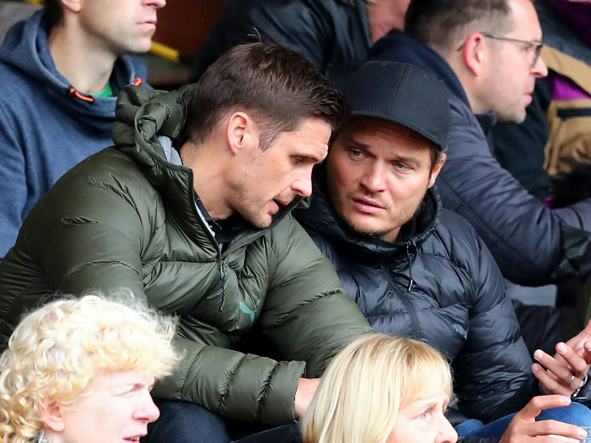 Sebastian Kehl und Edin Terzic sitzen nebeneinander und diskutieren.