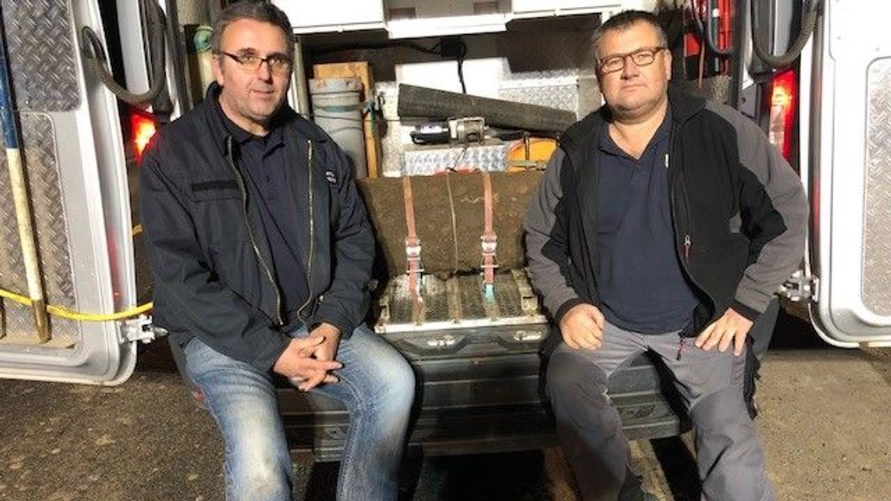 Michael Daenecke (50, links) und Siegfried Konopatzki (55) vom Kampfmittelbeseitigungsdienst der Bezirksregierung Düsseldorf mit dem entschärften Bombenblindgänger.