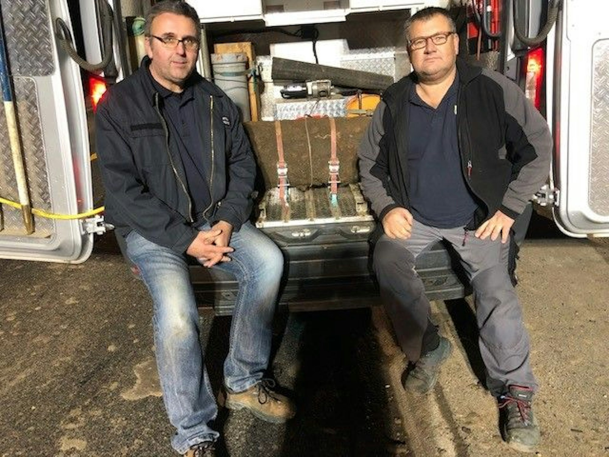 Michael Daenecke (50, links) und Siegfried Konopatzki (55) vom Kampfmittelbeseitigungsdienst der Bezirksregierung Düsseldorf mit dem entschärften Bombenblindgänger.