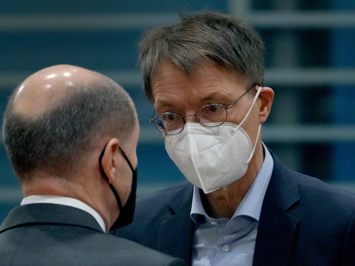 Bundeskanzler Olaf Scholz (l) und Bundesgesundheitsminister Karl Lauterbach (beide SPD) unterhalten sich bei ihrer Ankunft zur wöchentlichen Kabinettssitzung im Kanzleramt und tragen einen Mund-Nasenschutz. +++ dpa-Bildfunk +++