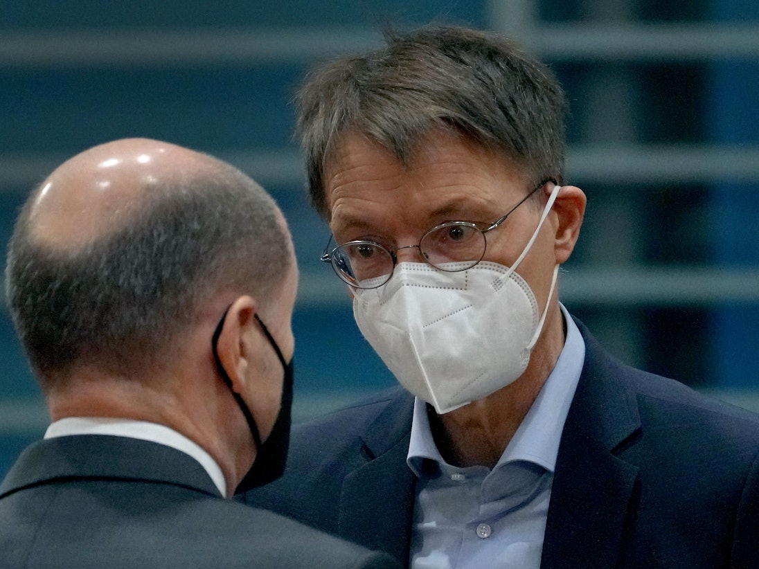 Bundeskanzler Olaf Scholz (l) und Bundesgesundheitsminister Karl Lauterbach (beide SPD) unterhalten sich bei ihrer Ankunft zur wöchentlichen Kabinettssitzung im Kanzleramt und tragen einen Mund-Nasenschutz. +++ dpa-Bildfunk +++