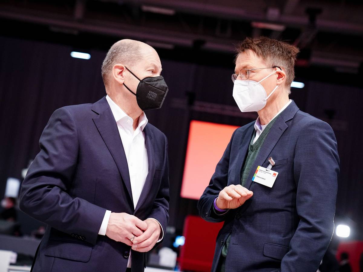 Bundeskanzler Olaf Scholz (SPD) und Karl Lauterbach (SPD), Bundesminister für Gesundheit (hier beim Bundesparteitag am 11. Dezember) zeigten sich beim Corona-Gipfel am Dienstag nach einem RKI-Vorstoß irritiert. Kein gutes Zeichen, findet unser Autor.
