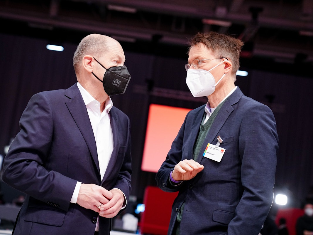 Bundeskanzler Olaf Scholz (SPD) und Karl Lauterbach (SPD), Bundesminister für Gesundheit (hier beim Bundesparteitag am 11. Dezember) zeigten sich beim Corona-Gipfel am Dienstag nach einem RKI-Vorstoß irritiert. Kein gutes Zeichen, findet unser Autor.