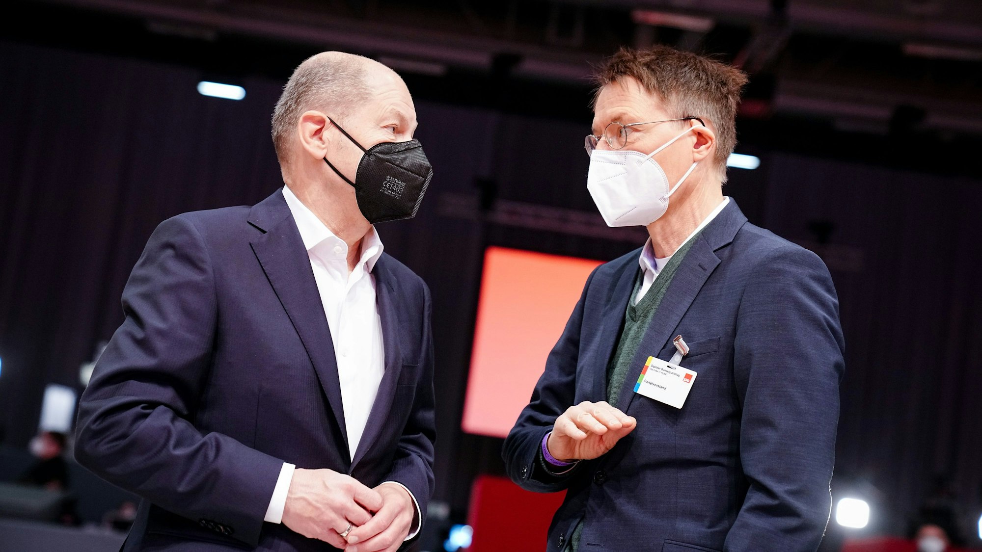 Bundeskanzler Olaf Scholz (SPD) und Karl Lauterbach (SPD), Bundesminister für Gesundheit (hier beim Bundesparteitag am 11. Dezember) zeigten sich beim Corona-Gipfel am Dienstag nach einem RKI-Vorstoß irritiert. Kein gutes Zeichen, findet unser Autor.