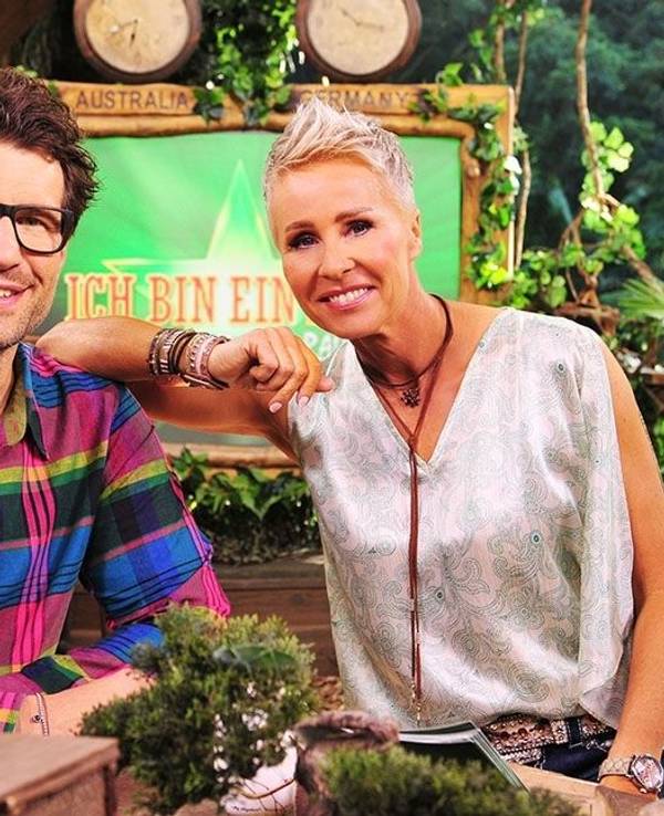 Sonja Zietlow und Daniel Hartwich, Moderatoren der RTL-Show "Ich bin ein Star - Holt mich hier raus!", sitzen in ihrem "Studio"