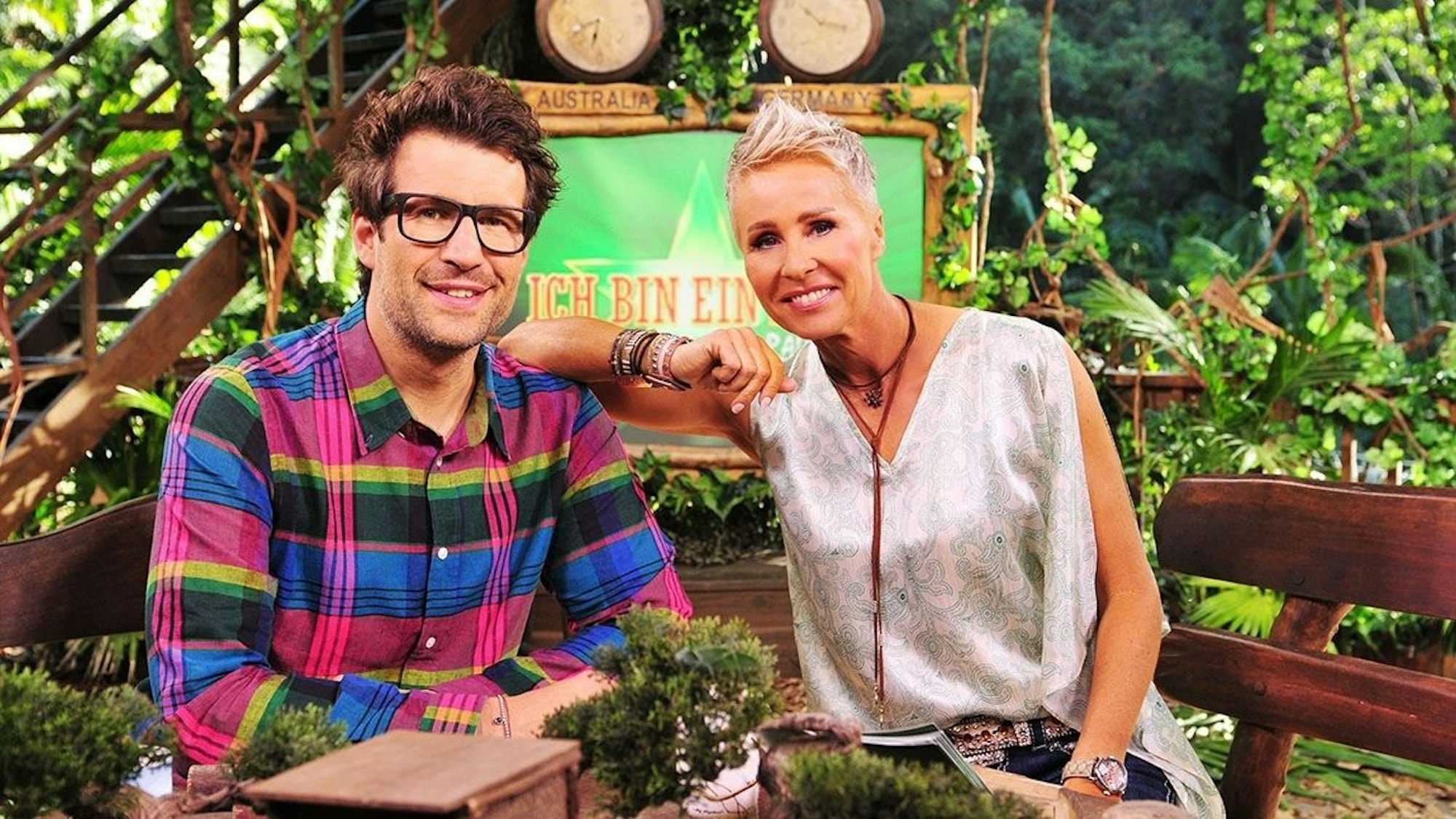 Sonja Zietlow und Daniel Hartwich, Moderatoren der RTL-Show "Ich bin ein Star - Holt mich hier raus!", sitzen in ihrem "Studio"