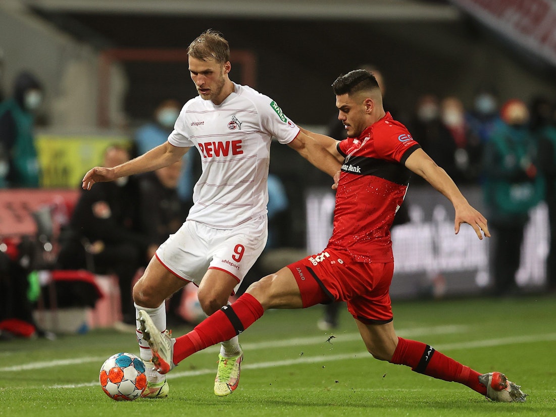 Sebastian Andersson behauptet den Ball gegen Konstantinos Mavropanos