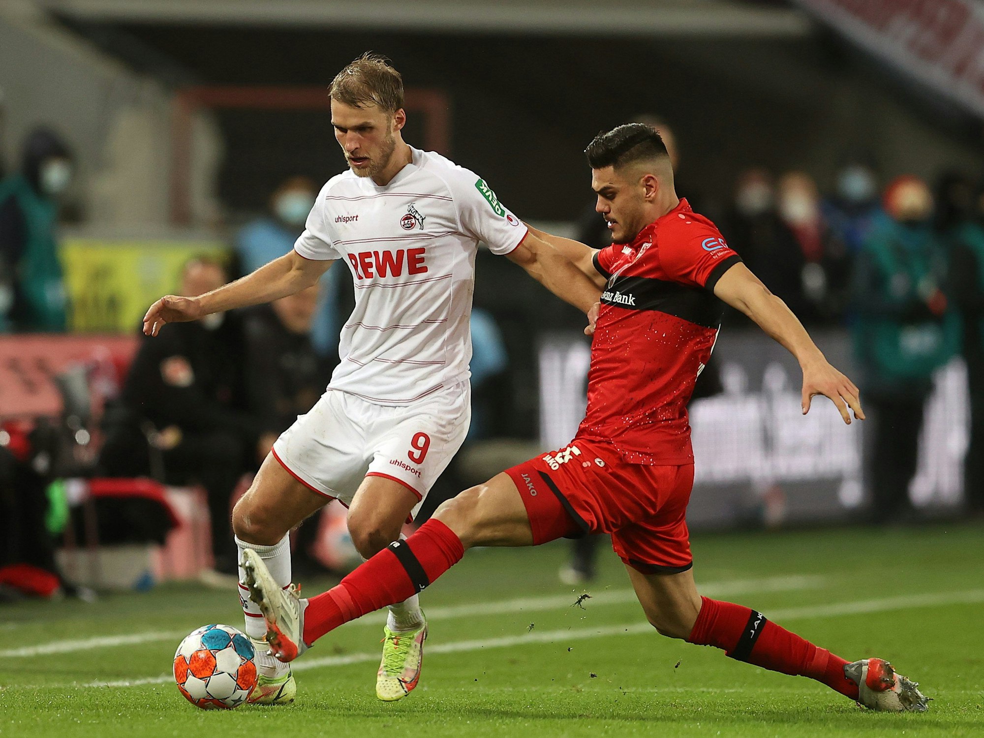 Sebastian Andersson behauptet den Ball gegen Konstantinos Mavropanos