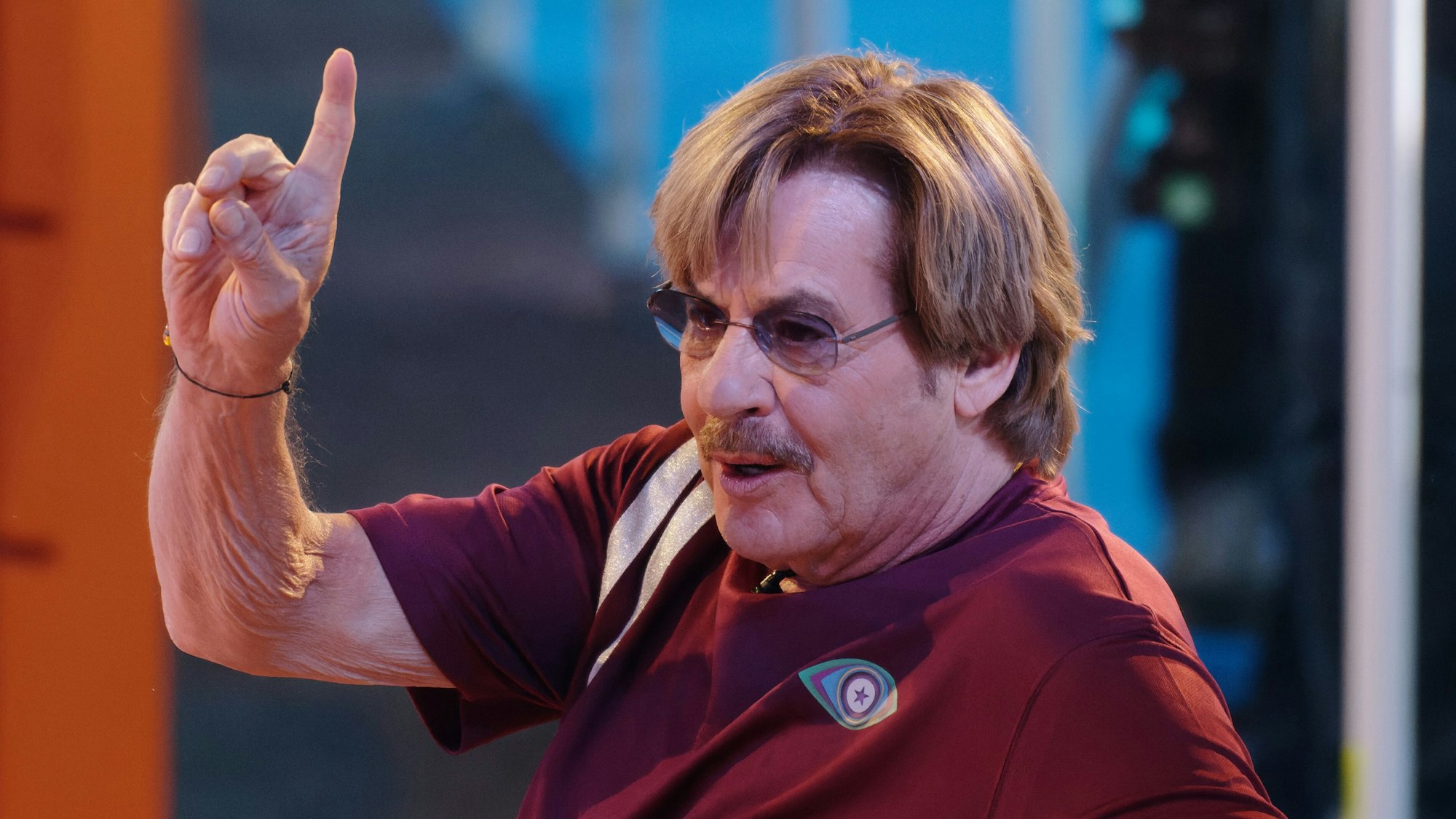 Der Teilnehmer Jörg Draeger agiert bei der Auftaktsendung der Sat1 Fernsehshow Promi Big Brother2021 im Studio.