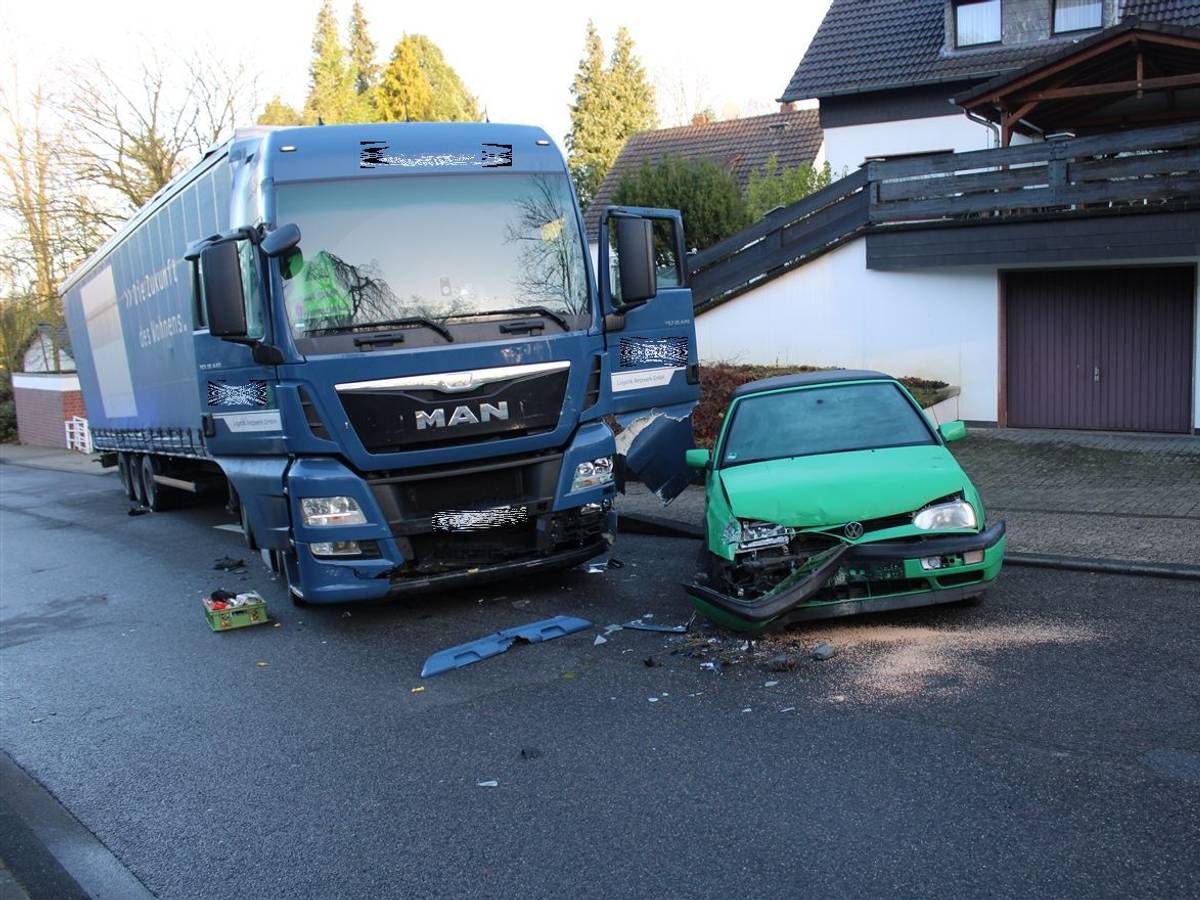 Der verunglückte Lkw steht neben einem demolierten Auto.