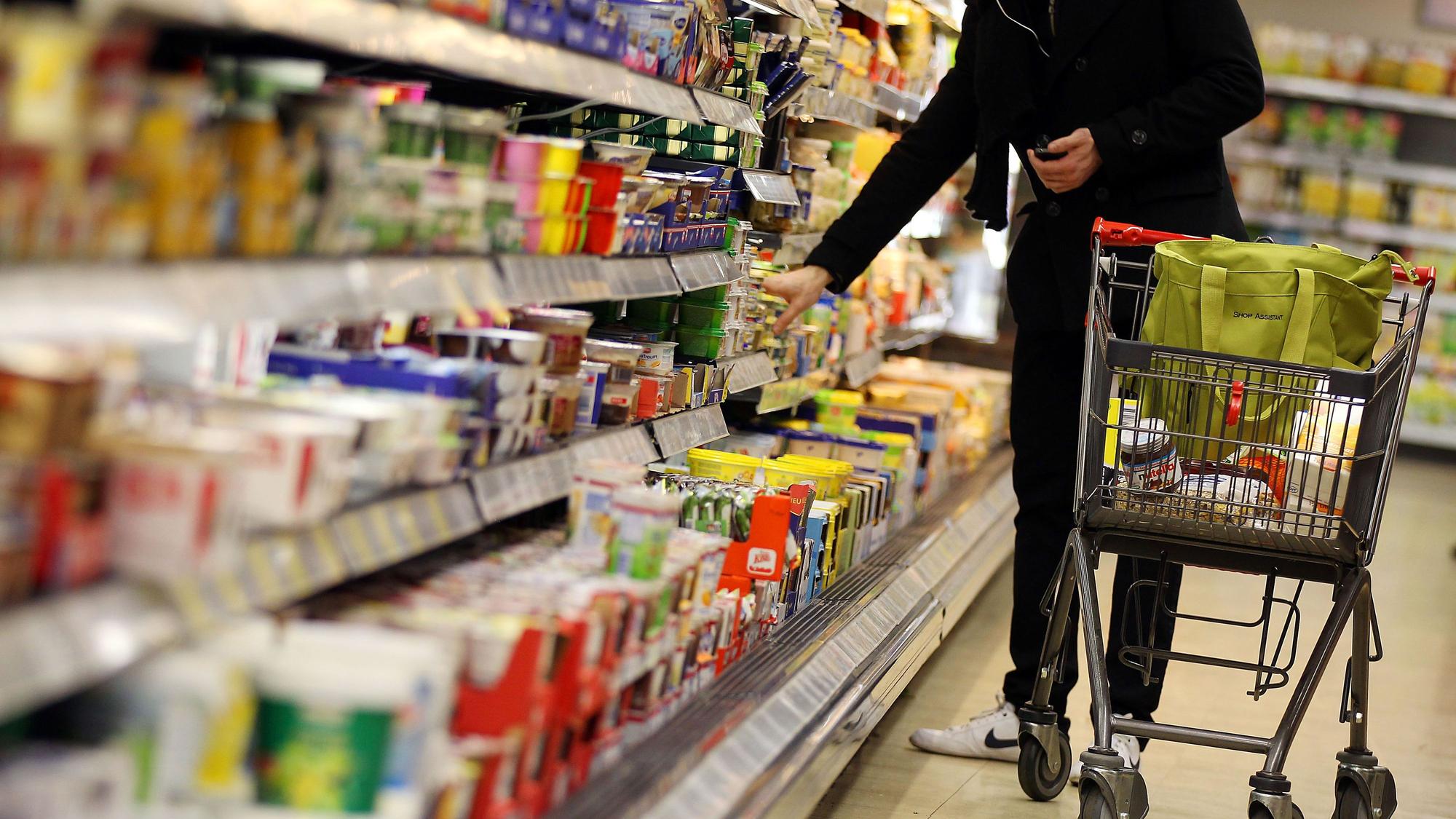Ein Kunde steht am 13. Februar 2012 in Köln in einem Supermarkt am Kühlregal.