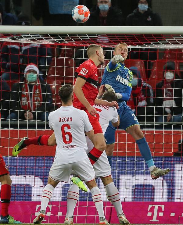 Marvin Schwäbe im Spiel gegen den VfB Stuttgart