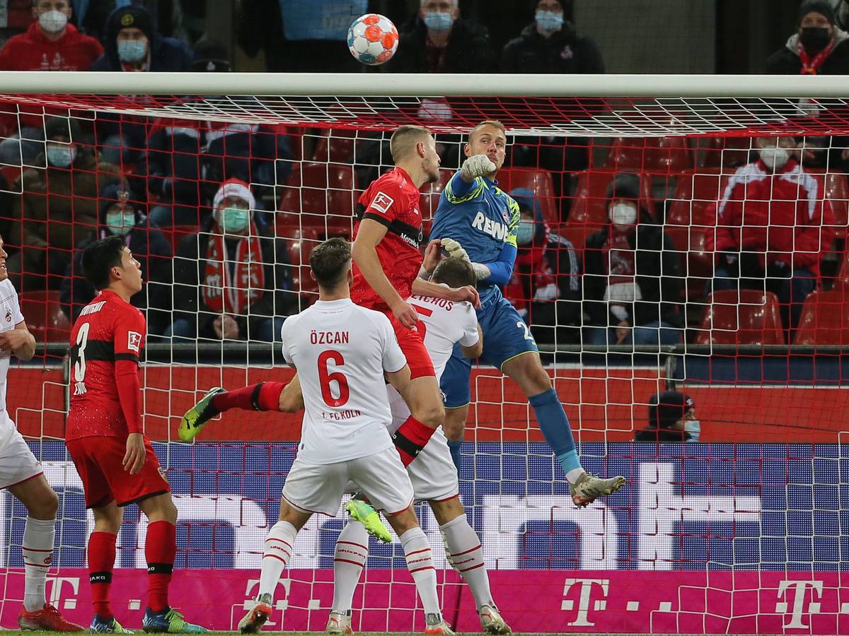 Marvin Schwäbe im Spiel gegen den VfB Stuttgart