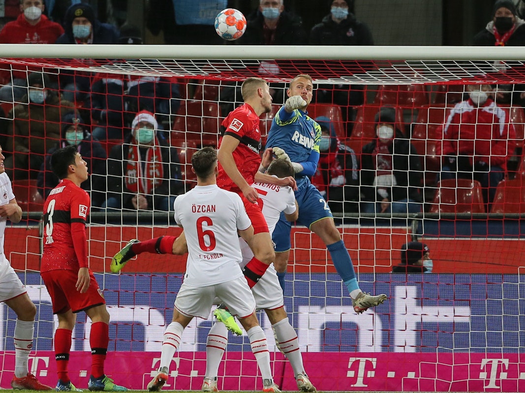 Marvin Schwäbe im Spiel gegen den VfB Stuttgart