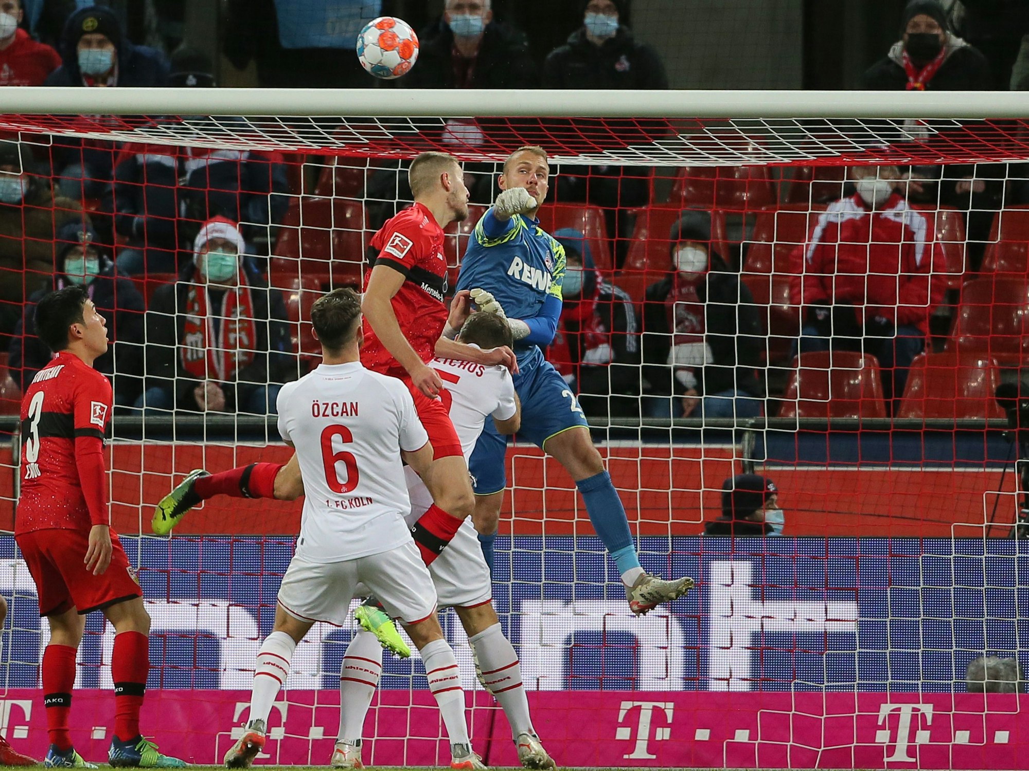 Marvin Schwäbe im Spiel gegen den VfB Stuttgart