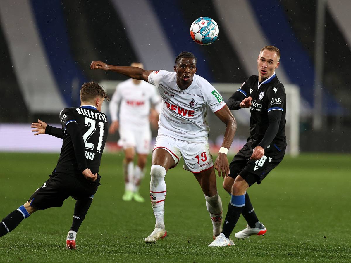 Kingsley Ehizibue im Duell mit Florian Krueger und Robin Hack