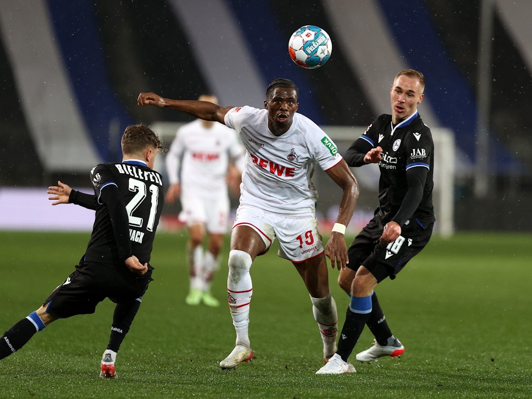 Kingsley Ehizibue im Duell mit Florian Krueger und Robin Hack