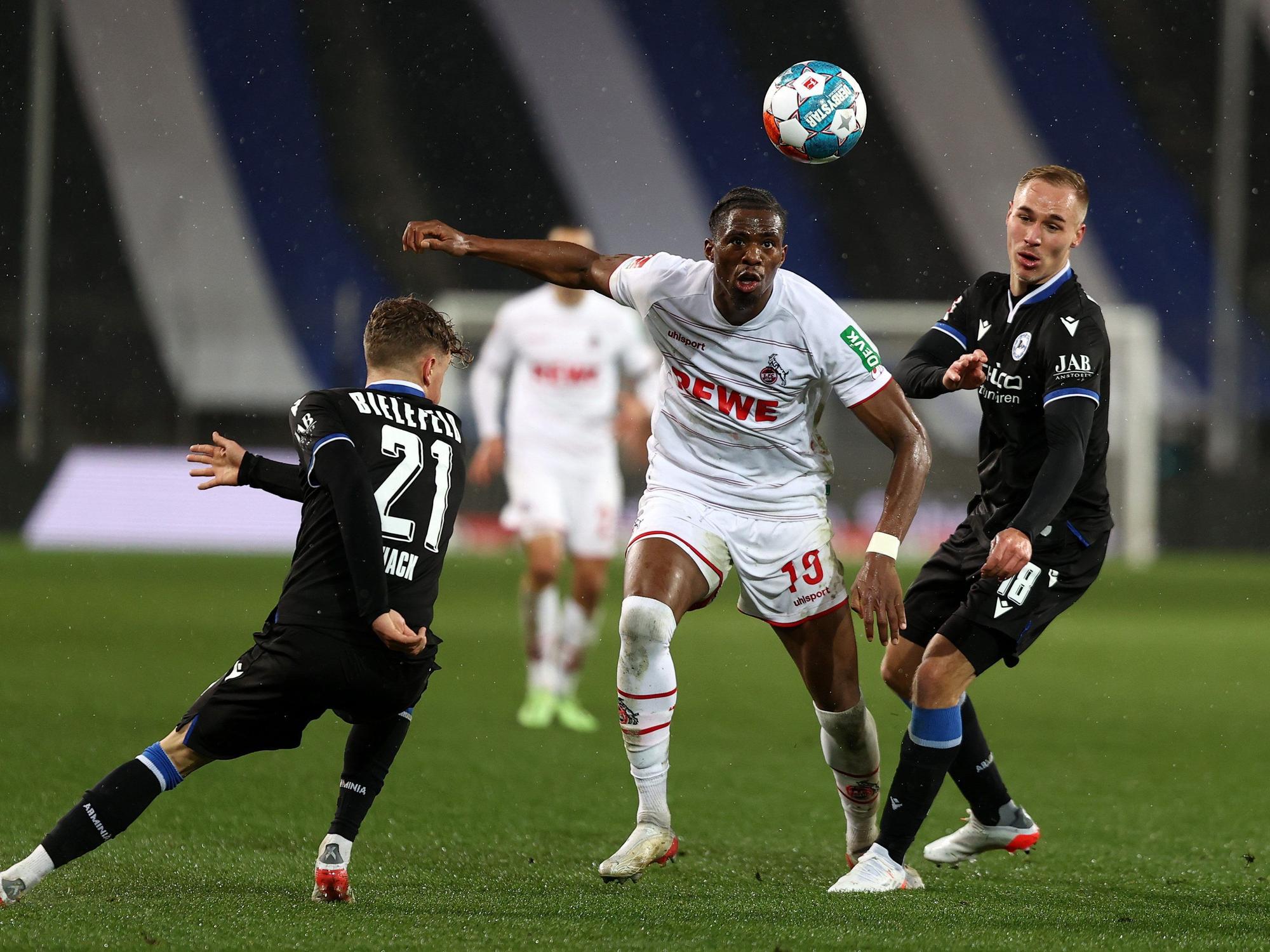 Kingsley Ehizibue im Duell mit Florian Krueger und Robin Hack