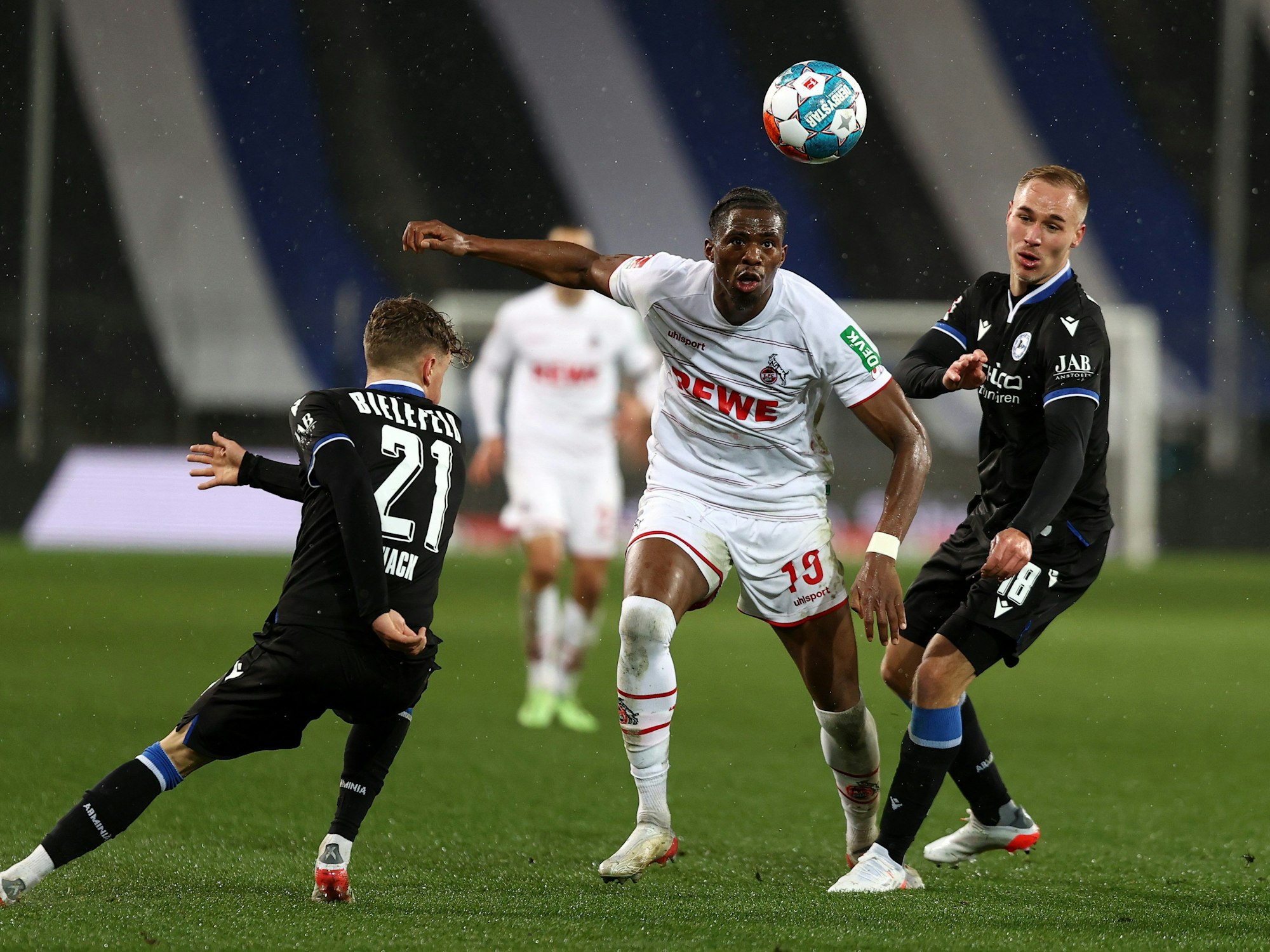 Kingsley Ehizibue im Duell mit Florian Krueger und Robin Hack