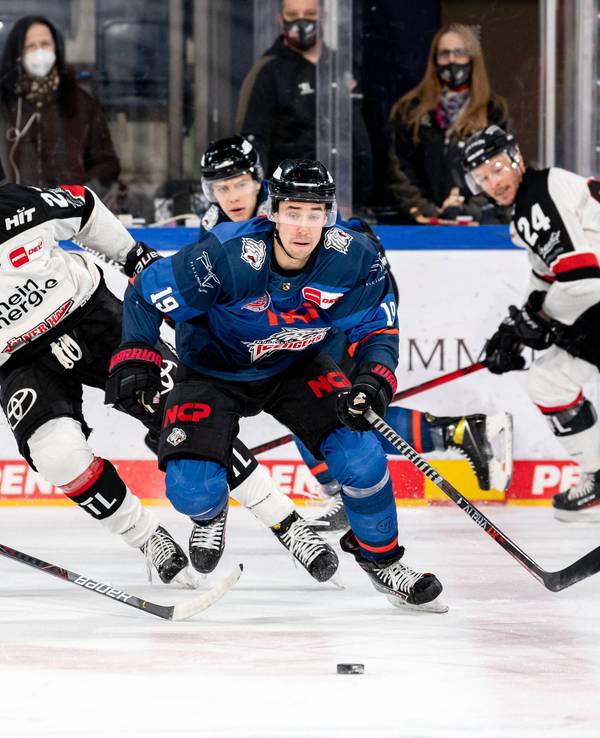 Pascal Zerressen (Kölner Haie) gegen Tim Fleischer (Nürnberg Ice Tigers).