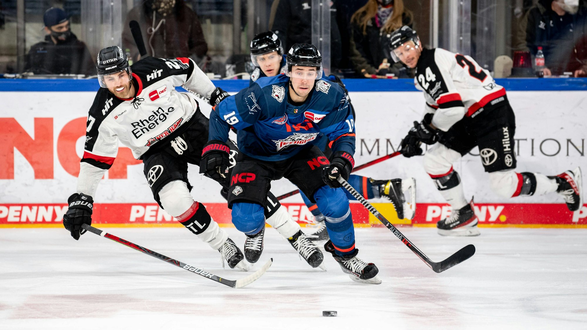 Pascal Zerressen (Kölner Haie) gegen Tim Fleischer (Nürnberg Ice Tigers).