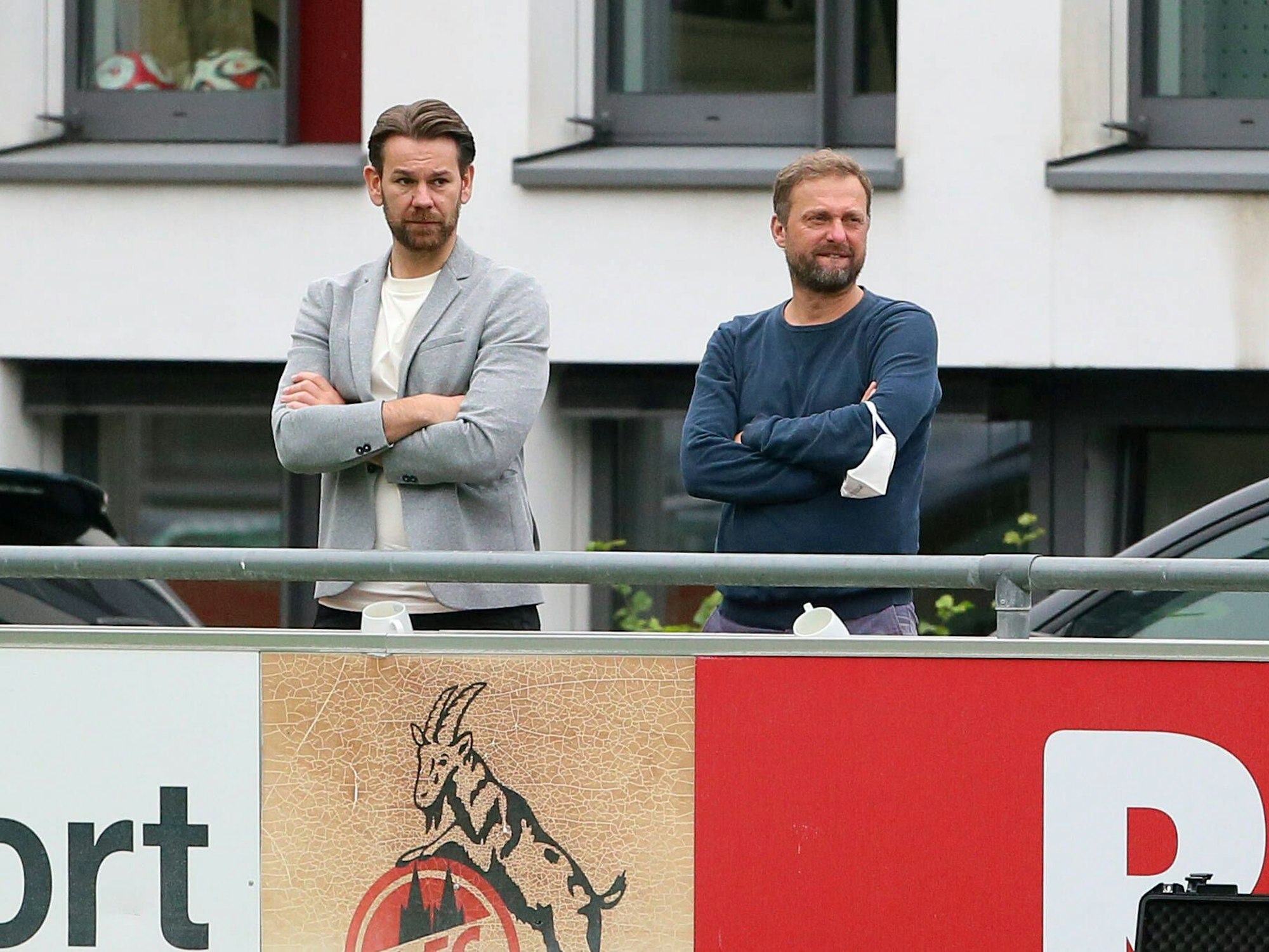 Thomas Kessler und Jörg Jakobs beobachten das Training beim 1. FC Köln.