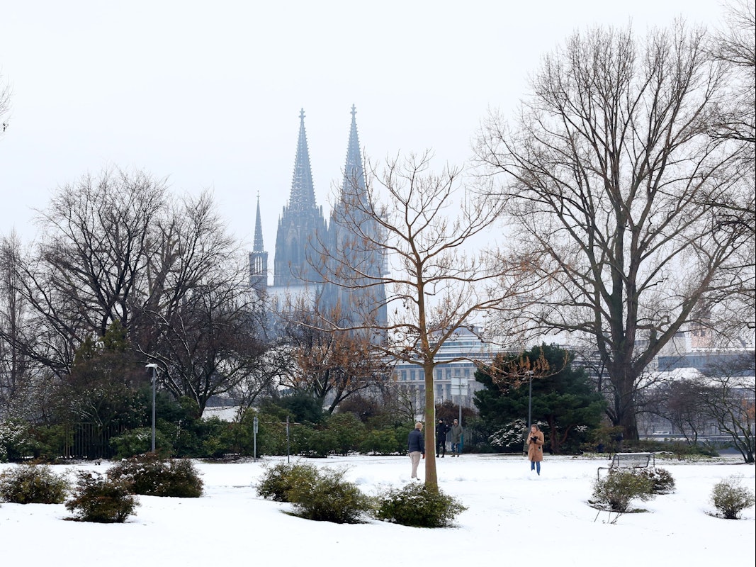 Köln: Schnee in Köln, Rheinpark
Blick auf den Dom