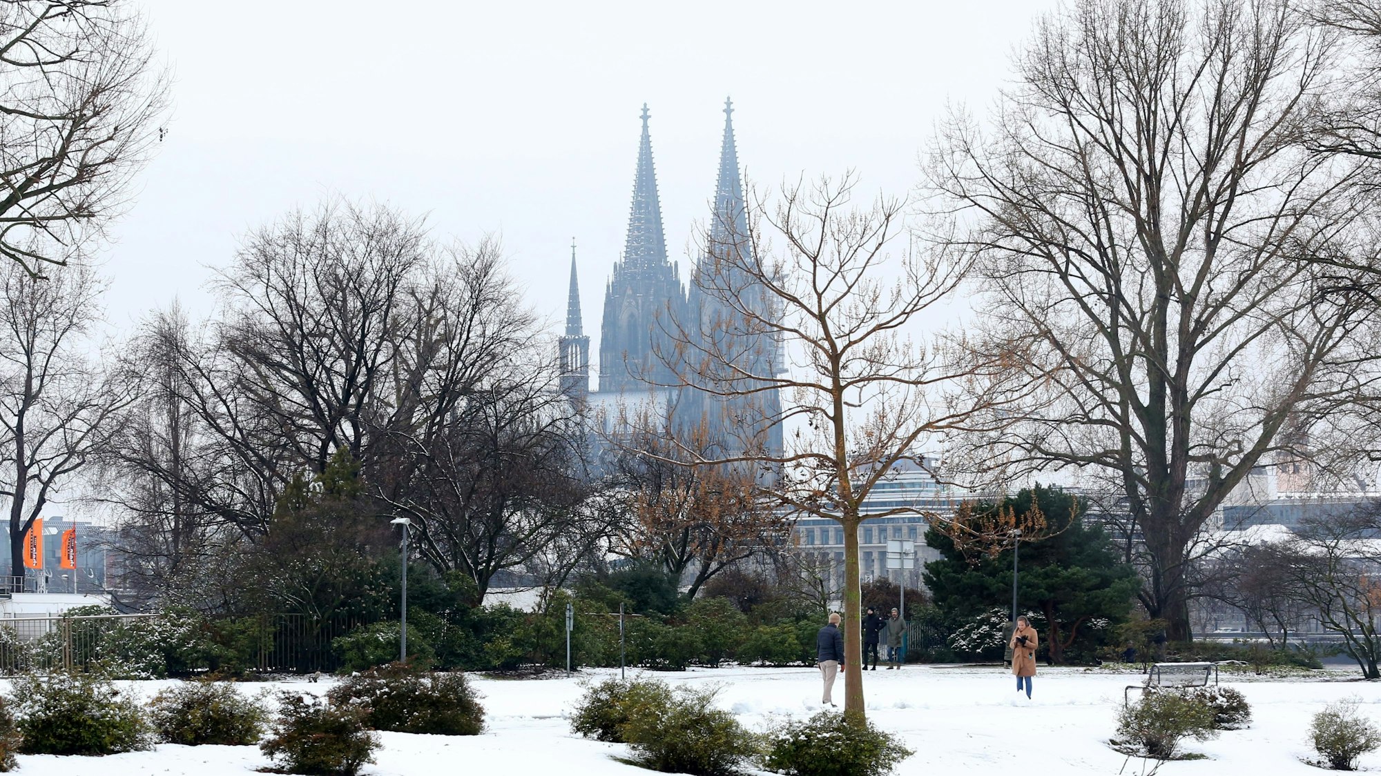 Köln: Schnee in Köln, Rheinpark
Blick auf den Dom
