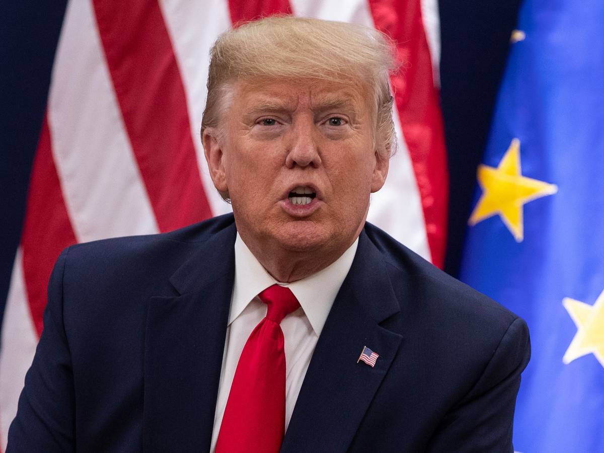 Donald Trump, ehemaliger Präsident der USA, spricht auf dem Weltwirtschaftsforum zu Journalisten.