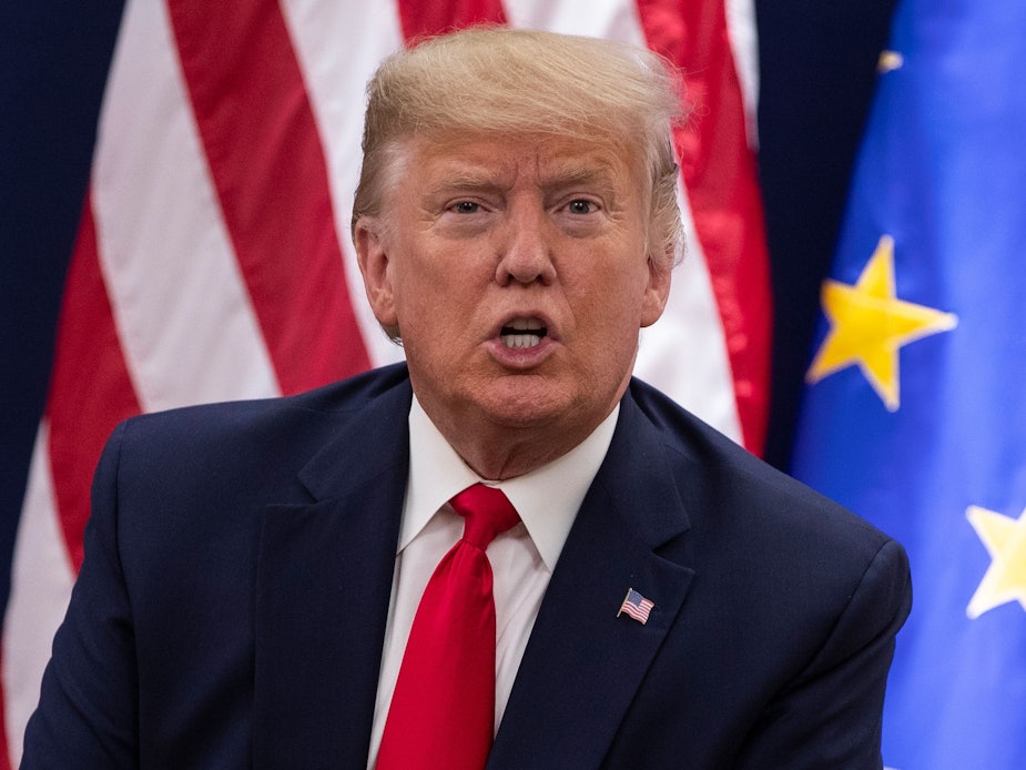 Donald Trump, ehemaliger Präsident der USA, spricht auf dem Weltwirtschaftsforum zu Journalisten.