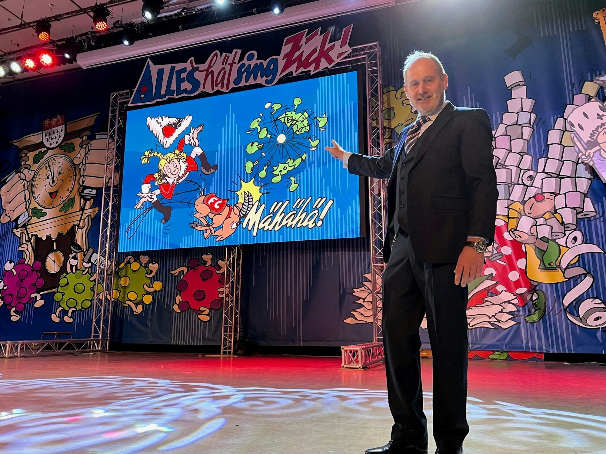 Saalchef Marcus Sartory am Dienstag (21. Dezember) auf der Bühne der Kölner Sartory Säle.