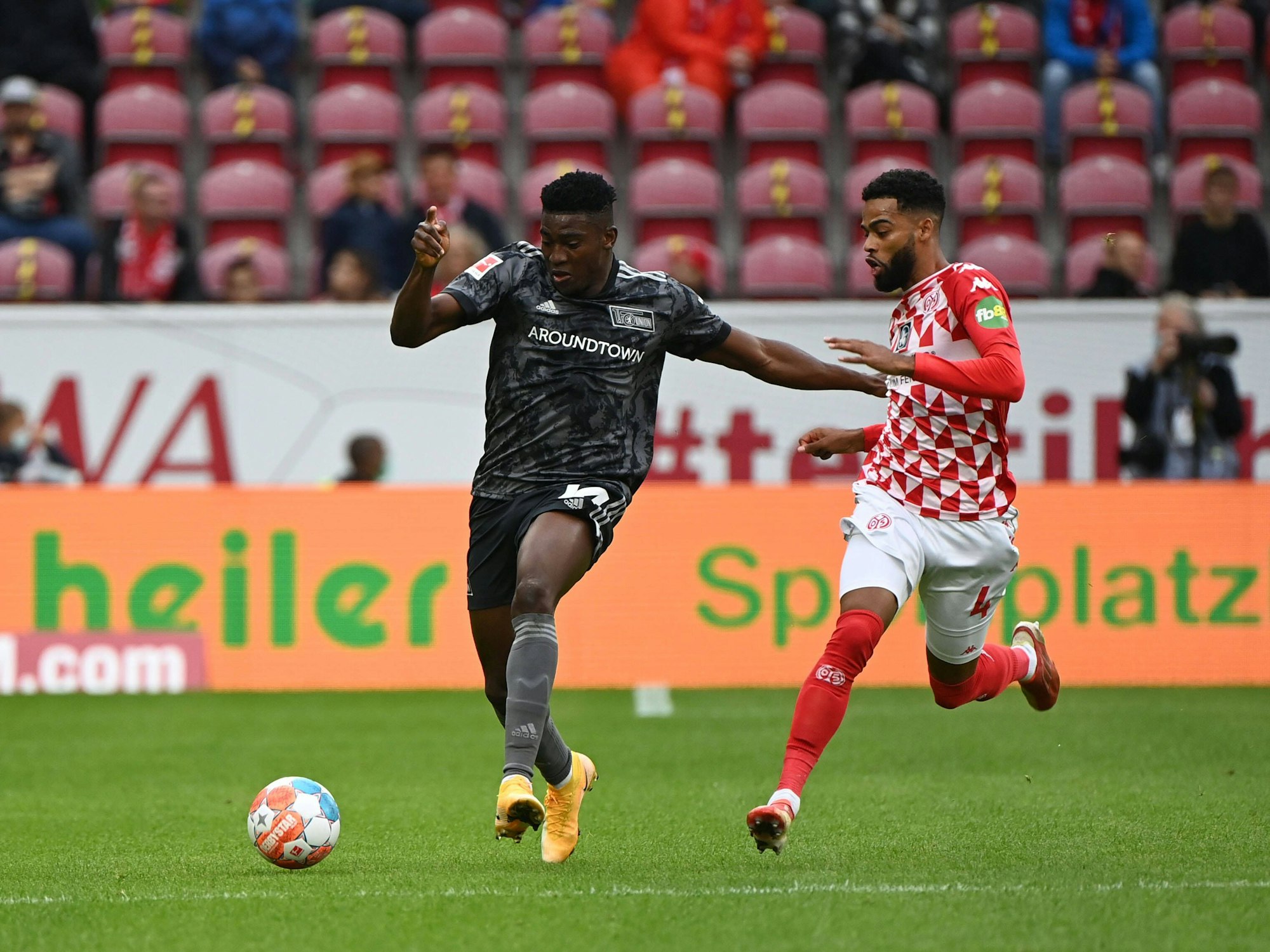 Jeremiah St. Juste im Lauf-Duell mit Taiwo Awoniyi