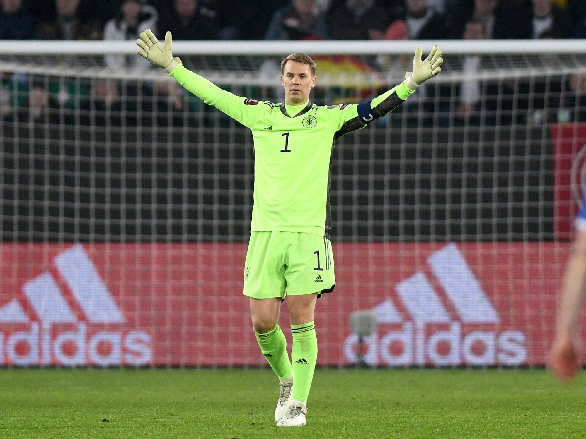 Manuel Neuer breitet die Arme vor seinem Tor aus.