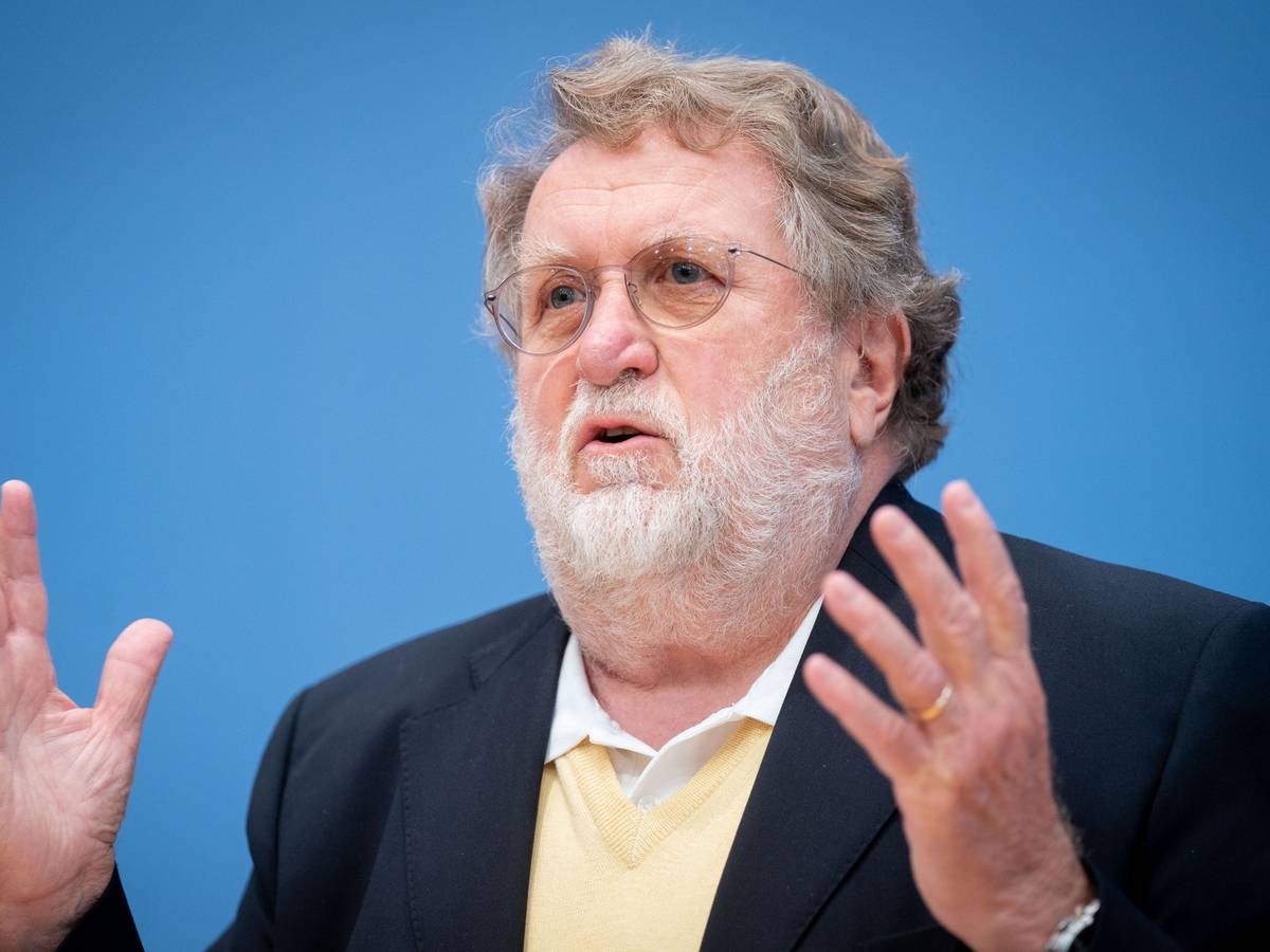 Die Booster-Frist wird verkürzt: Statt nach sechs Monaten soll man sich nun schon nach drei Monaten boostern lassen können. Unser Bild zeigt den Stiko-Vorsitzenden Thomas Mertens 2020.