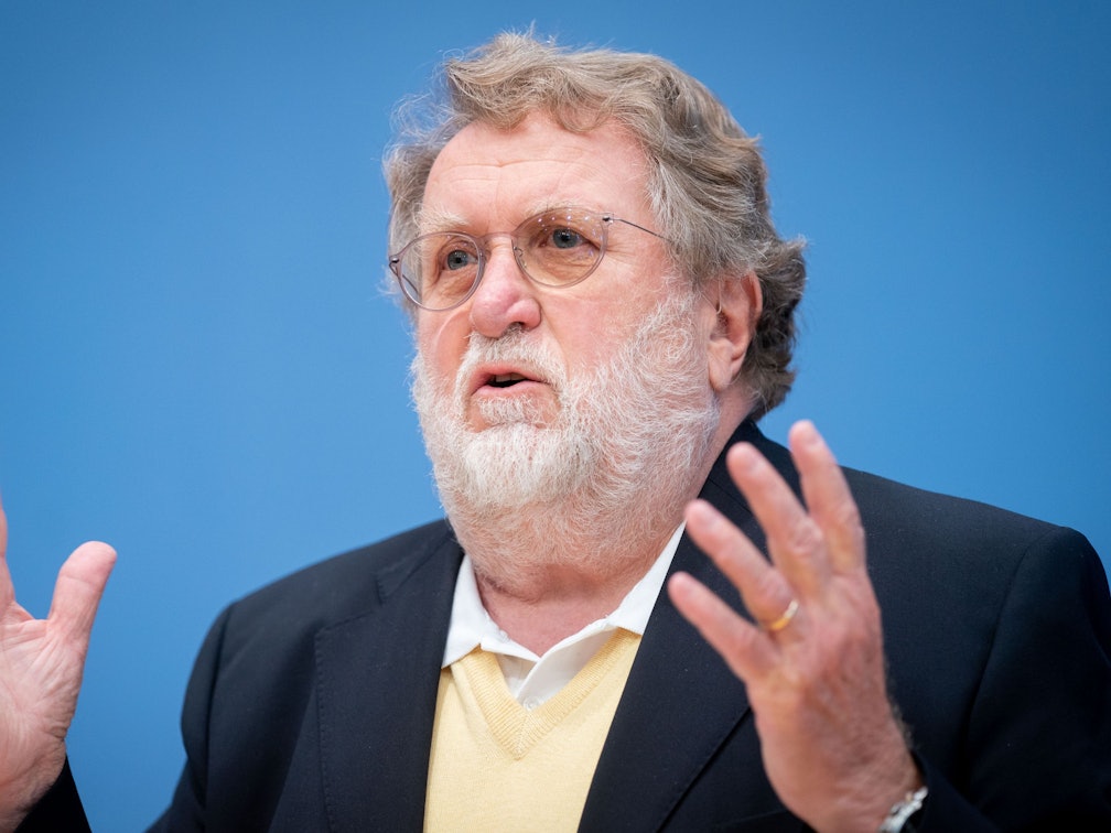 Die Booster-Frist wird verkürzt: Statt nach sechs Monaten soll man sich nun schon nach drei Monaten boostern lassen können. Unser Bild zeigt den Stiko-Vorsitzenden Thomas Mertens 2020.