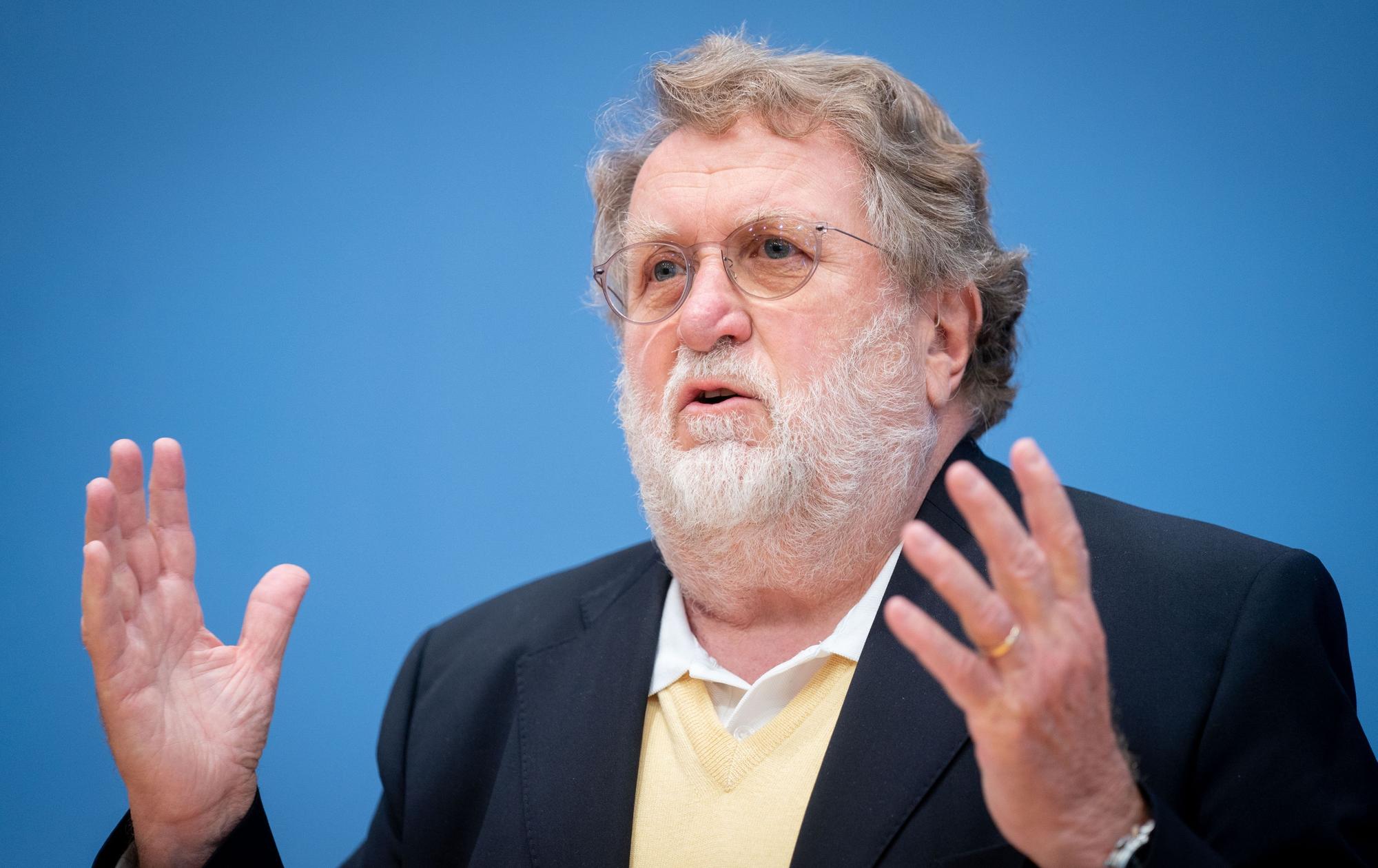 Die Booster-Frist wird verkürzt: Statt nach sechs Monaten soll man sich nun schon nach drei Monaten boostern lassen können. Unser Bild zeigt den Stiko-Vorsitzenden Thomas Mertens 2020.