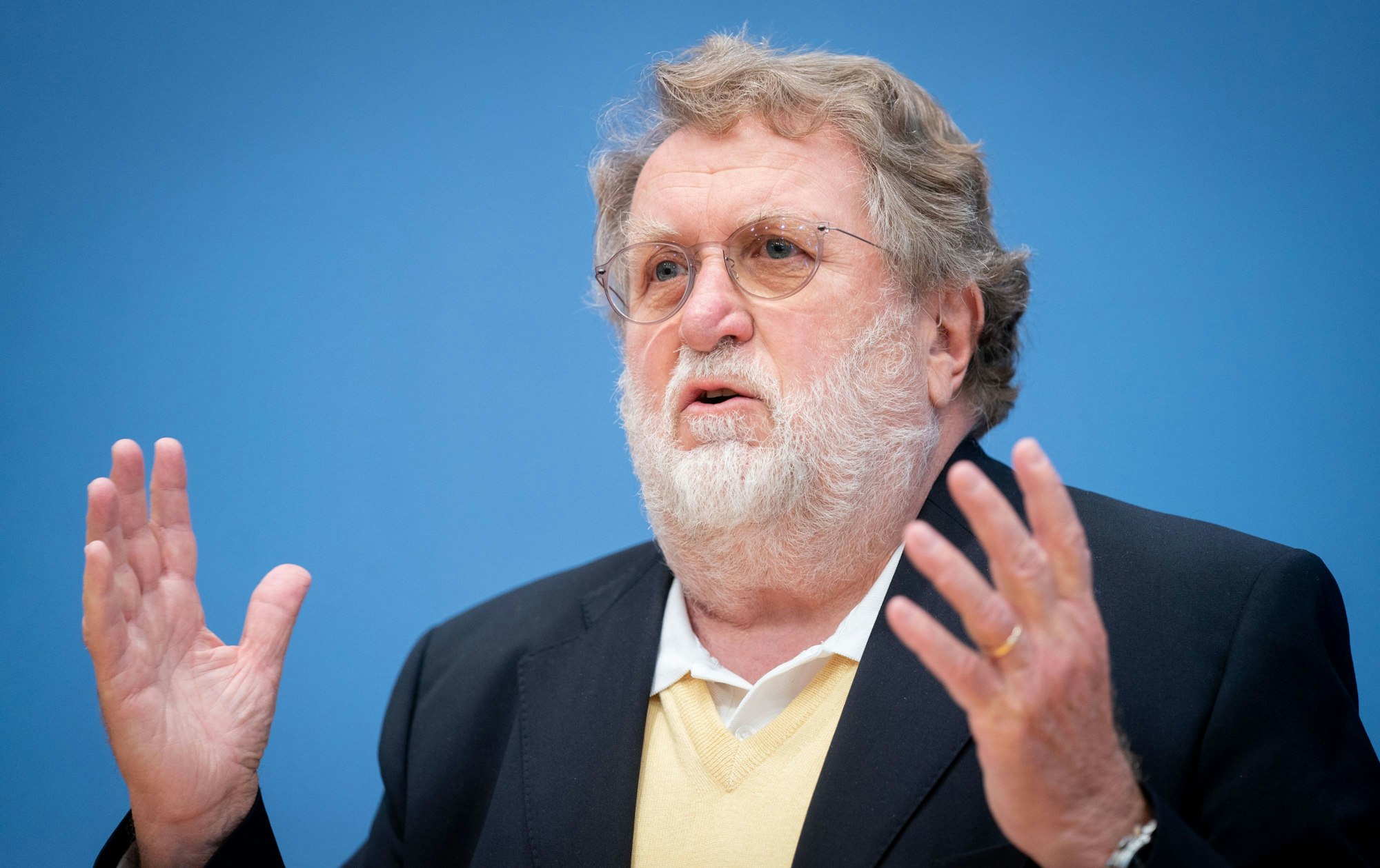 Die Booster-Frist wird verkürzt: Statt nach sechs Monaten soll man sich nun schon nach drei Monaten boostern lassen können. Unser Bild zeigt den Stiko-Vorsitzenden Thomas Mertens 2020.