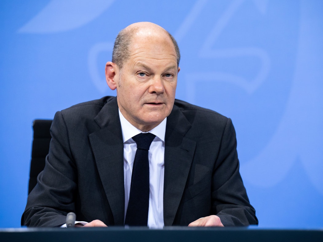 Bundeskanzler Olaf Scholz (SPD) äußert sich bei einer Pressekonferenz nach den Beratungen zur Corona-Pandemie zwischen der Bundesregierung und der Ministerpräsidentenkonferenz am Dienstagabend (21. Dezember).