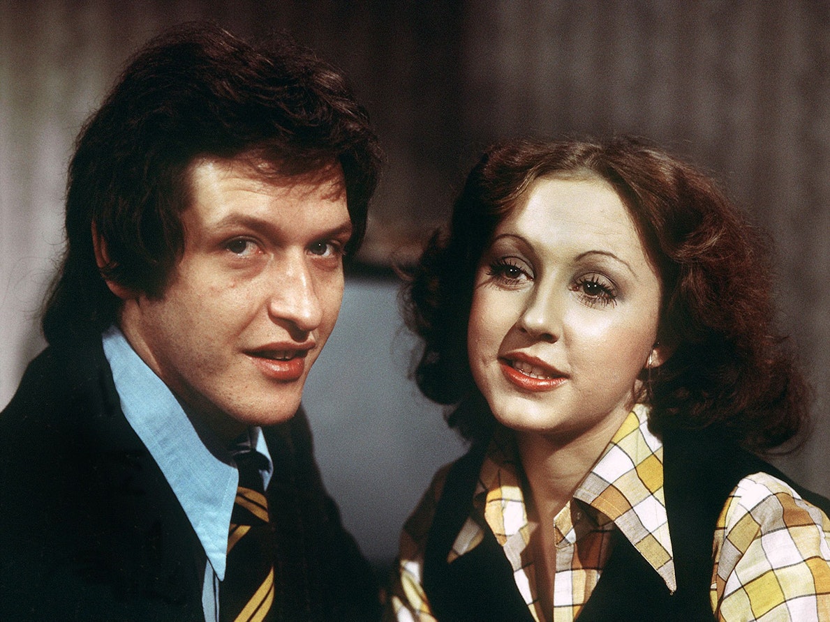 Auf dem Foto sieht man Rita (Hildegard Krekel) und Michael (Diether Krebs) aus der Serie „Ein Herz und eine Seele“.