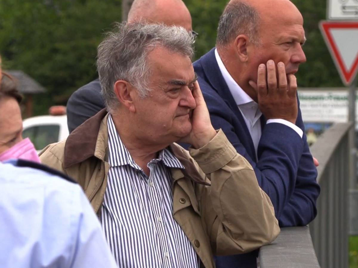 Herbert Reul (CDU) steht auf einer Brücke und schaut nach vorne