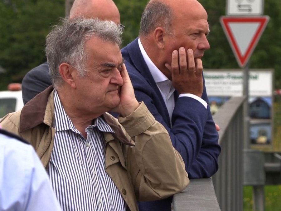 Herbert Reul (CDU) steht auf einer Brücke und schaut nach vorne