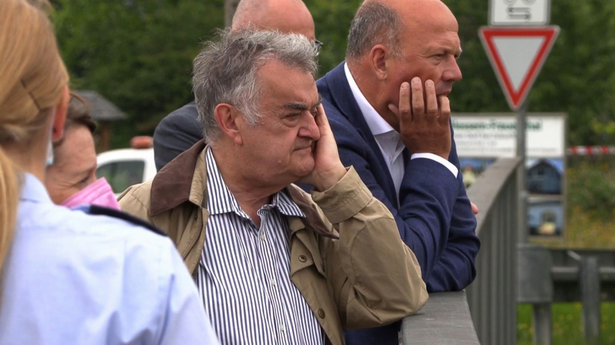 Herbert Reul (CDU) steht auf einer Brücke und schaut nach vorne