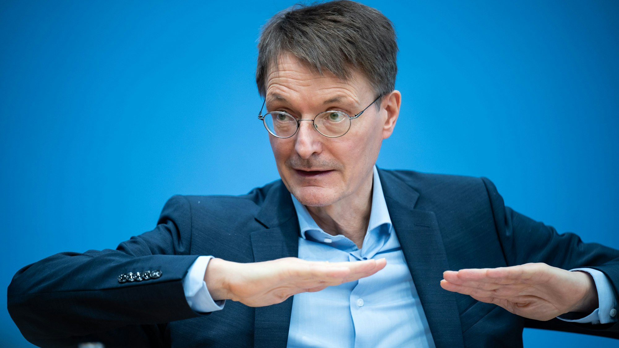 Karl Lauterbach (SPD), Bundesminister für Gesundheit, äußert sich in der Bundespressekonferenz zur Corona-Impfung für Kinder und zur Lage der Impfstoffversorgung. +++ dpa-Bildfunk +++