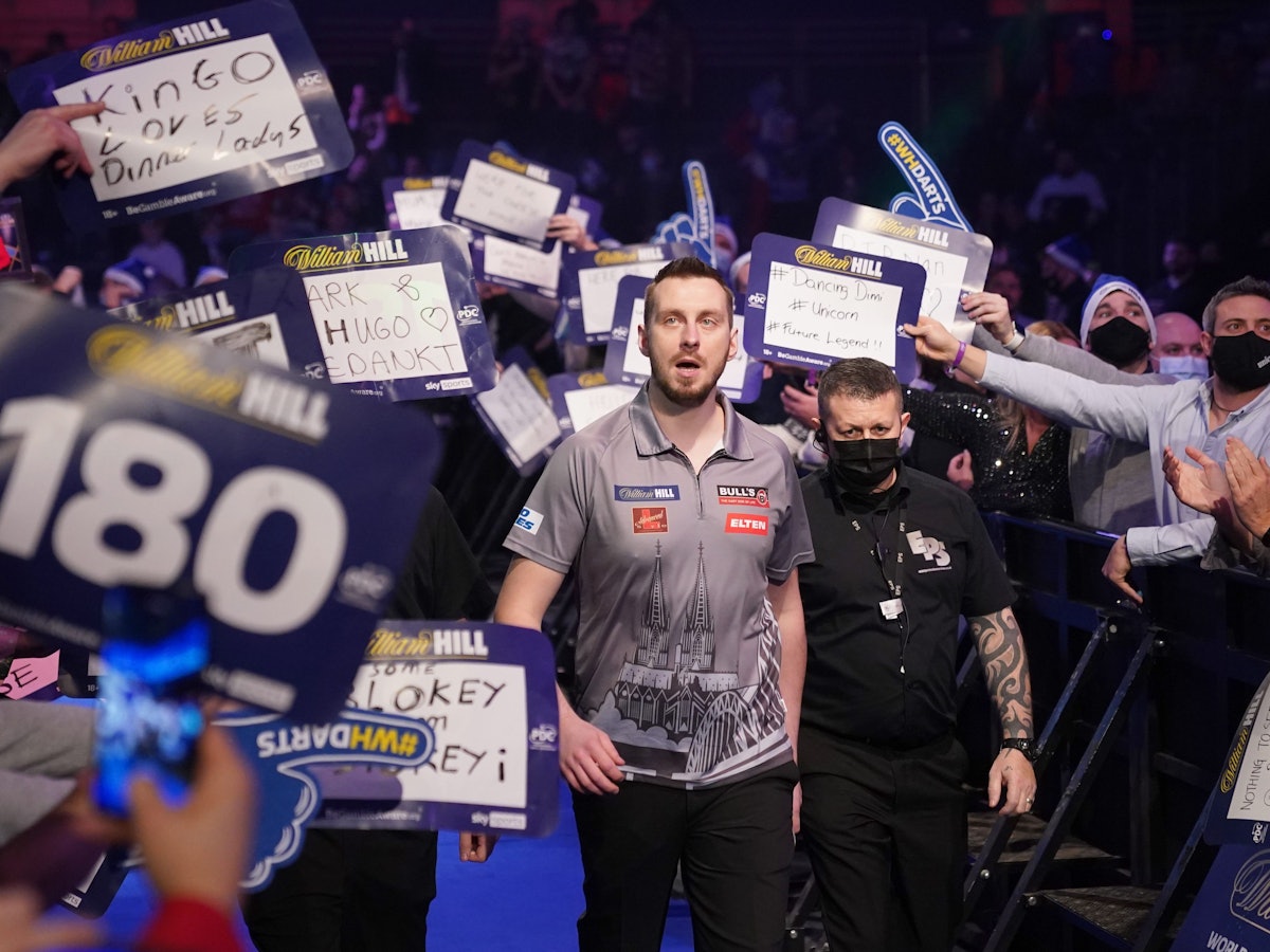 Darts-WM in London: Florian Hempel (M) betritt die Bühne.