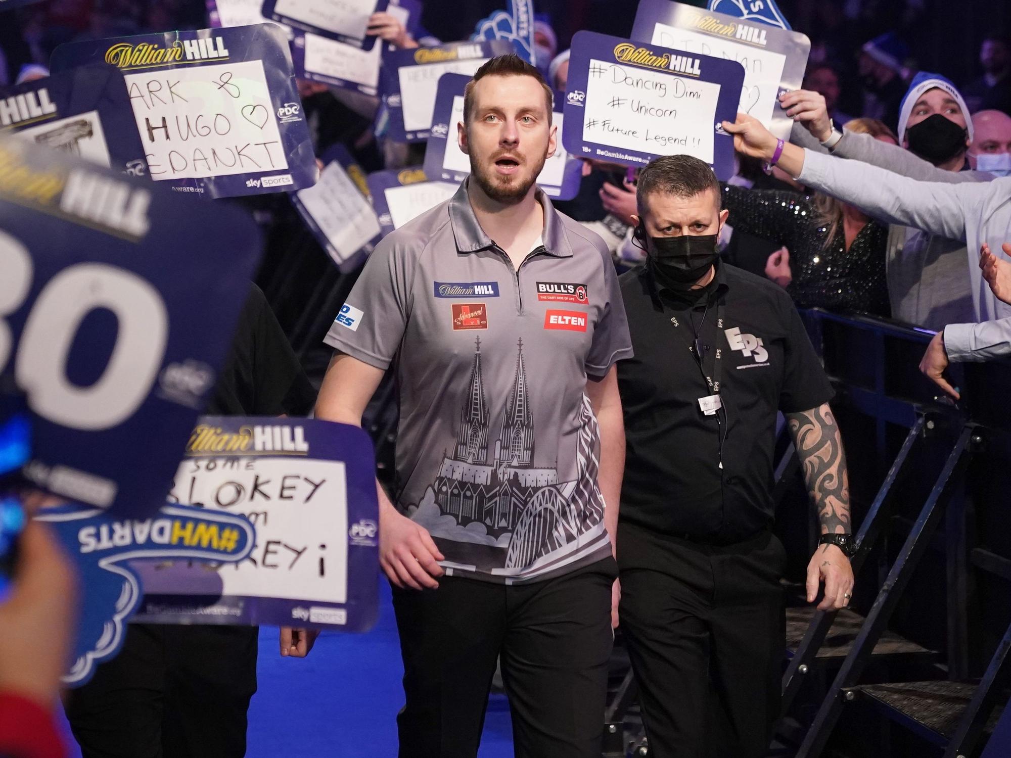 Darts-WM in London: Florian Hempel (M) betritt die Bühne.